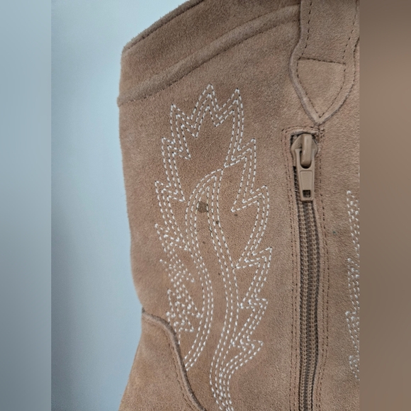 CROWN VINTAGE Tan Suede Western style boots - Picture 14 of 16